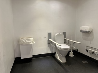 Birkerød Idrætscenter - Toilet i foyeren