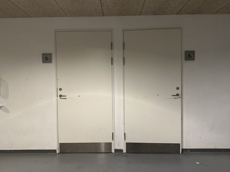 Birkerød Idrætscenter - Toilet ved Multihallen (nedre niveau)