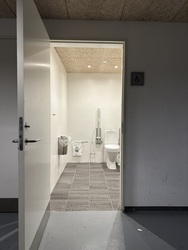 Birkerød Idrætscenter - Toilet ved Multihallen (nedre niveau)