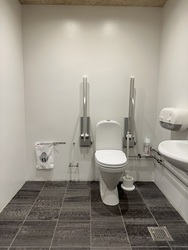 Birkerød Idrætscenter - Toilet ved Multihallen (nedre niveau)