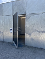 Naturkraft - Toilet ved indgangen efter billettering