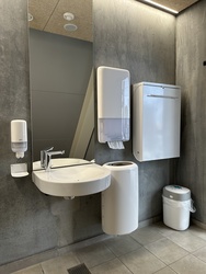 Naturkraft - Toilet ved indgangen i stueplan i udstillingen