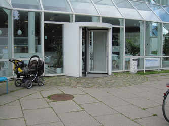 Gentofte Hovedbibliotek - indgang fra Øregårds Alle