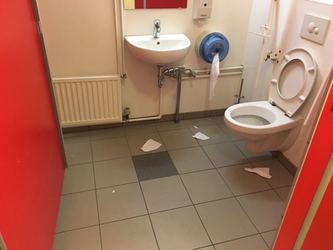 Íþróttamiðstöðin að Varmá - Afgreiðsla og wc