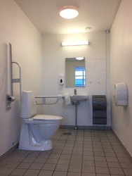 Smørum Idrætscenter - 5. Handicaptoilet i gangarealet mellem Hal 2 og Hal 3