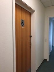 Hillerød Vest Skolen, Afd. Alsønderup - 2. Handicaptoilet ved Lille Torv / administrationen