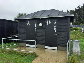 Off. toilet ved stranden i Rodskov