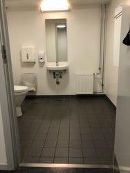 Lyngehallerne - Toilet i nedre niveau