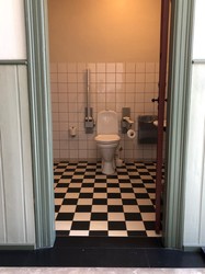 Frilandsmuseet - Toilet overfor Teateret