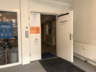 Fodterapi Øbro - Adgang via hovedindgangen